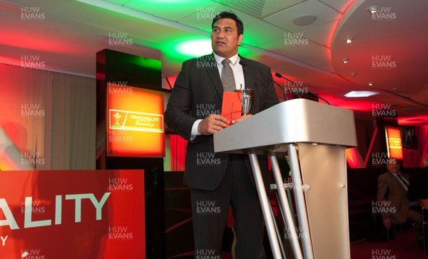 280513 - WRU Principality Premiership Awards Dinner - Pontypridd coach Dale McIntosh with the Coach of the Year Award