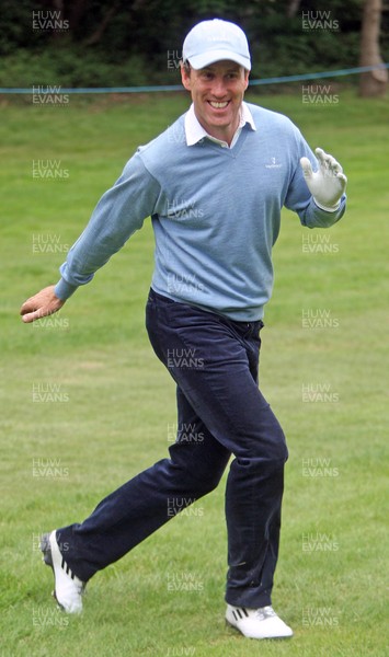 220513 - BMW PGA Golf ChampionshipPro-Celebrity Event - TV Presenter Anton Du Beke dances across the fairway