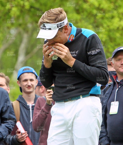 220513 - BMW PGA Golf ChampionshipPro-Celebrity Event - Ian Poulter enjoying an on course burger