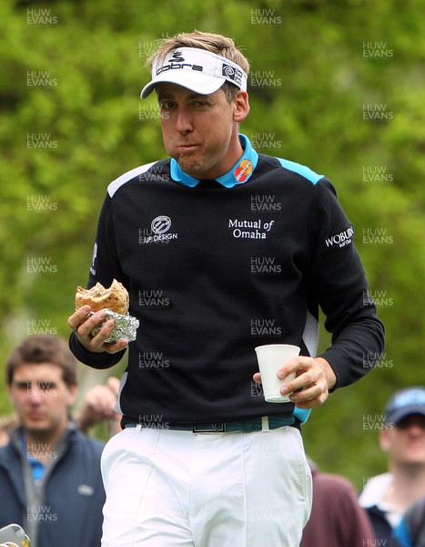 220513 - BMW PGA Golf ChampionshipPro-Celebrity Event - Ian Poulter enjoying an on course burger