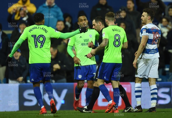 010118 - Queens Park Rangers v Cardiff City - Sky Bet Championship - Cardiff players surround the referee after Junior Hoilett goal was disallowed