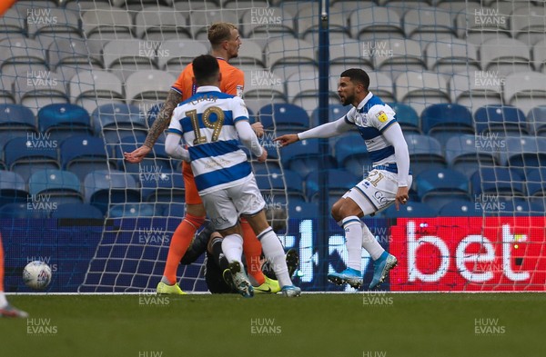 010120 - Queens Park Rangers v Cardiff City, Sky Bet Championship - Nahki Wells of Queens Park Rangers, right, celebrates after he heads past Cardiff City goalkeeper Neil Etheridge to score goal