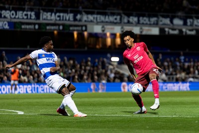 020926 - Queens Park Rangers v Cardiff City - Sky Bet Championship - Calum Scanlon of Cardiff City controls the ball