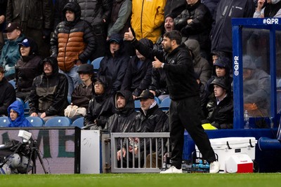 241026 - Queens Park Rangers v Swansea City - Sky Bet Championship - V�tor Matos, Manager of Swansea City, gestures