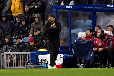 241026 - Queens Park Rangers v Swansea City - Sky Bet Championship - V�tor Matos, Manager of Swansea City, gestures