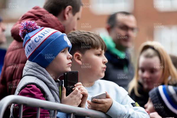 010124 - Queens Park Rangers v Cardiff City - Sky Bet Championship - Fans of Cardiff City wait for the players arrival prior to the game