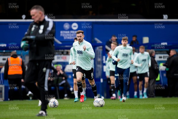 050322 - Queens Park Rangers v Cardiff City - Sky Bet Championship - Cardiff City squad warms up