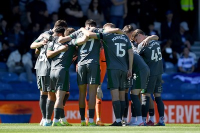 050425 - Queens Park Rangers v Cardiff City - Sky Bet Championship - Cardiff huddle
