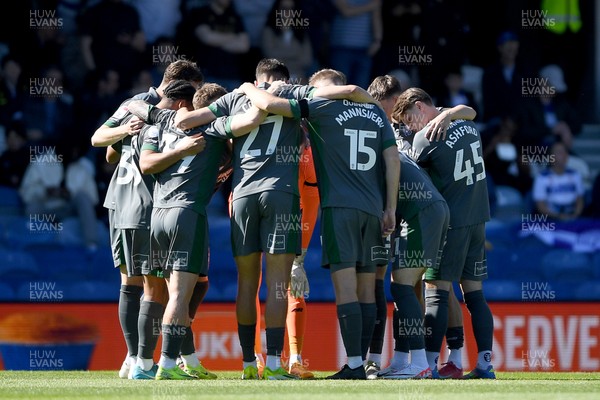 050425 - Queens Park Rangers v Cardiff City - Sky Bet Championship - Cardiff huddle