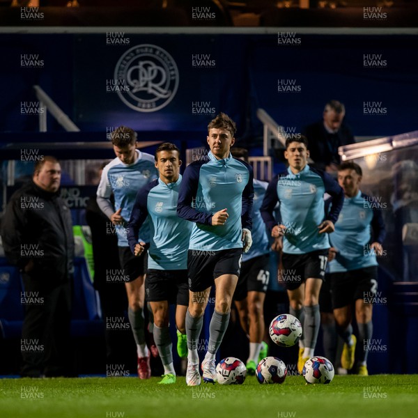 191022 - Queens Park Rangers v Cardiff City - Sky Bet Championship - Cardiff City squad warms up