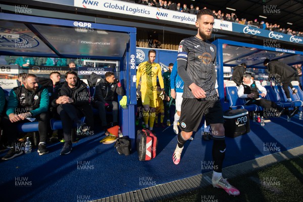 210123 - Queens Park Rangers v Swansea City - Sky Bet Championship - Swansea City squad walks on the pitch