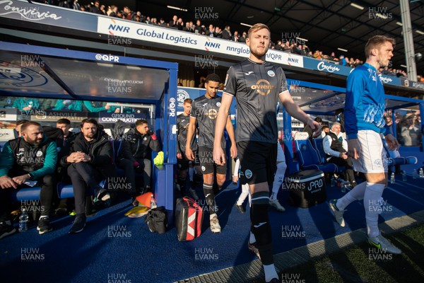 210123 - Queens Park Rangers v Swansea City - Sky Bet Championship - Swansea City squad walks on the pitch