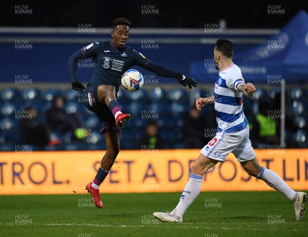 261220 - Queens Park Rangers v Swansea City - Sky Bet Championship - Jamal Lowe of Swansea City holds off the challenge from Geoff Cameron of Queens Park Rangers 