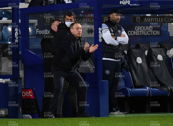 261220 - Queens Park Rangers v Swansea City - Sky Bet Championship - Swansea City manager Steve Cooper encourages his team from the technical area