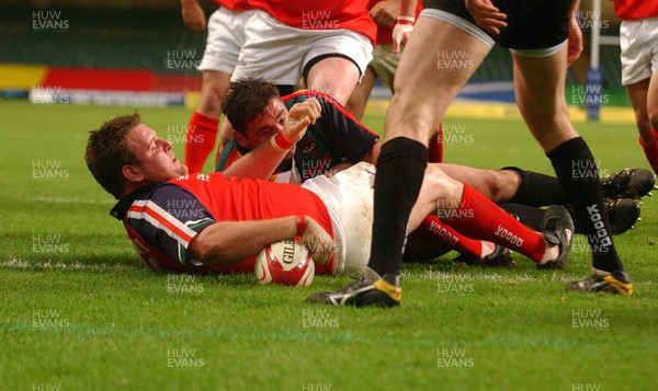 050605 - Scott Quinnell's British XV v Rob Howley's Rest of the World XV - A Tribute to Legends Rugby - Gavin Quinnell claims a try