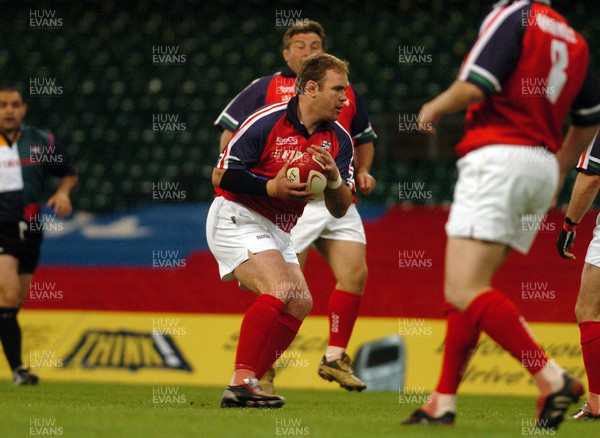 050605 - Scott Quinnell's British XV v Rob Howley's Rest of the World XV - A Tribute to Legends Rugby - Scott Quinnell tries to find space