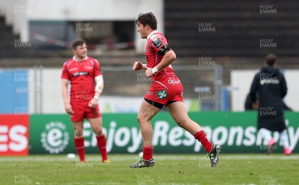 170116 - Racing 92 v Scarlets - European Champions Cup - DTH van der Merwe of Scarlets is shown a yellow card