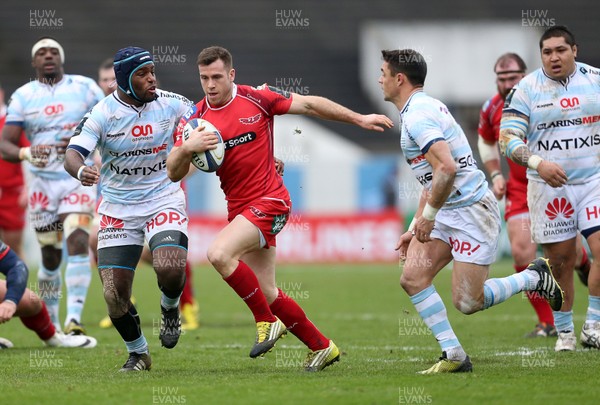 170116 - Racing 92 v Scarlets - European Champions Cup - Gareth Davies of Scarlets takes a quick penalty past Dan Carter of Racing 92