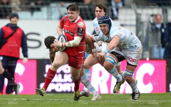 170116 - Racing 92 v Scarlets - European Champions Cup - Steffan Evans of Scarlets breaks past the Racing defence