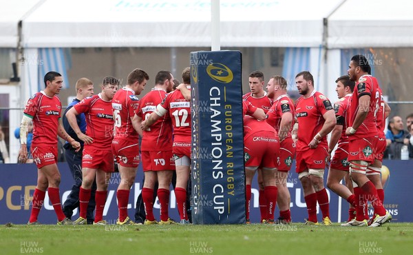 170116 - Racing 92 v Scarlets - European Champions Cup - Dejected Scarlets players as the score stands at 38-0