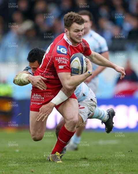 170116 - Racing 92 v Scarlets - European Champions Cup - Steffan Hughes of Scarlets is tackled by Casey Laulala of Racing 92