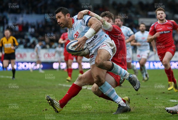 170116 - Racing 92 v Scarlets - European Champions Cup - Casey Laulala of Racing 92 scores a try