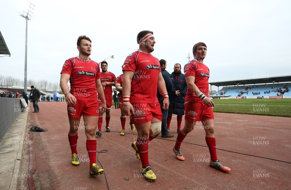 170116 - Racing 92 v Scarlets - European Champions Cup - Dejected Scarlets at full time