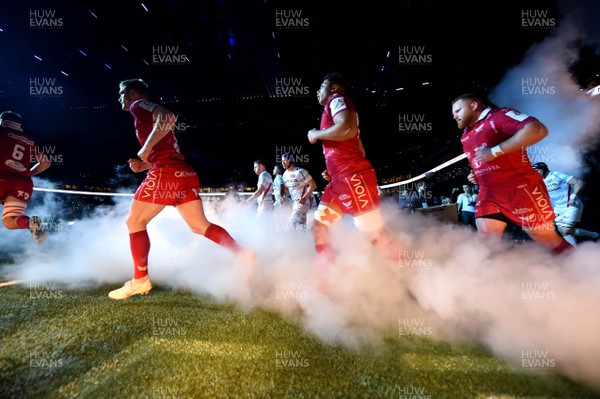 190119 - Racing 92 v Scarlets - European Rugby Heineken Champions Cup -  Scarlets players run out before kick off