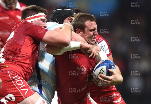 190119 - Racing 92 v Scarlets - European Rugby Heineken Champions Cup -  Hadleigh Parkes of Scarlets is tackled by Bernard Le Roux of Racing 92