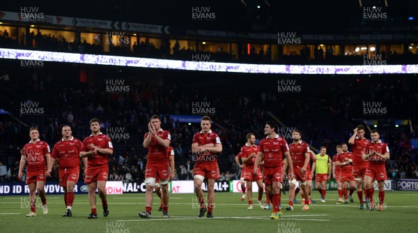 190119 - Racing 92 v Scarlets - European Rugby Heineken Champions Cup -  Scarlets players at the end of the game
