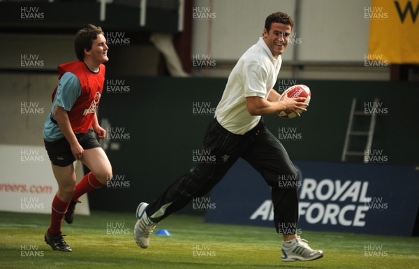 18.09.08 - RAF sponsor WRU Youth League - Wales and Cardiff Blues rugby player, Jamie Roberts takes part in a training session with Bonymaen Youth. 