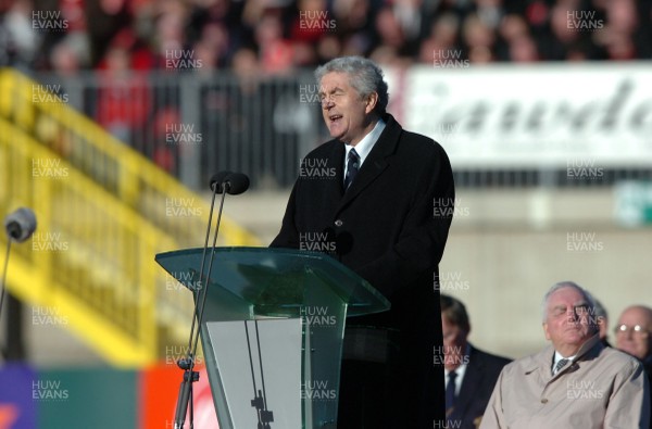 15.11.07 - Ray Gravell Funeral - Wales First Minister, Rhodri Morgan talks during the funeral 