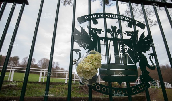 081220 -  A tribute is placed on the gates at Pontypool RFC on the route that the funeral cortege of Pontypool RFC legend Ray Prosser will make though Pontypool Park past Pontypool's clubhouse and ground
