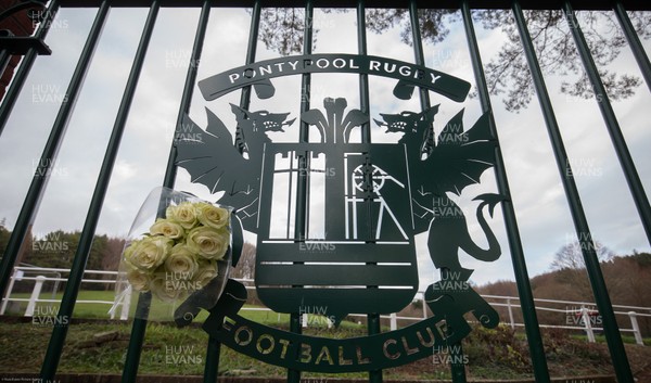081220 -  A tribute is placed on the gates at Pontypool RFC on the route that the funeral cortege of Pontypool RFC legend Ray Prosser will make though Pontypool Park past Pontypool's clubhouse and ground