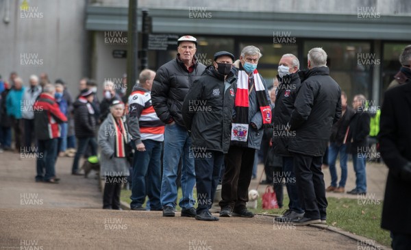 081220 -  Former players, club members and fans gather at Pontypool RFC on the route that the funeral cortege of Pontypool RFC legend Ray Prosser will make though Pontypool Park past Pontypool's clubhouse and ground