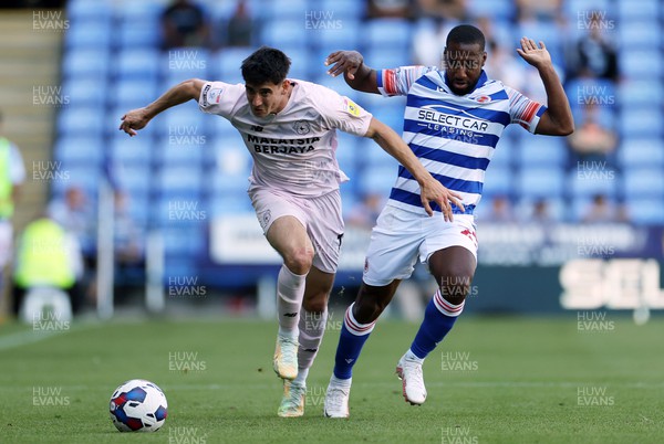 060822 - Reading v Cardiff City - SkyBet Championship - Callum O'Dowda of Cardiff City is challenged by Junior Hoilett of Reading