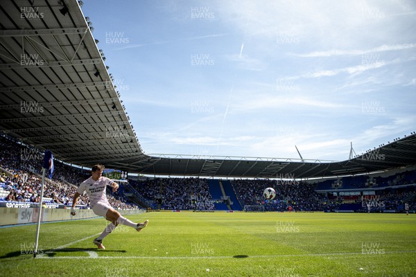 060822 - Reading v Cardiff City - SkyBet Championship - Ryan Wintle of Cardiff City takes a corner