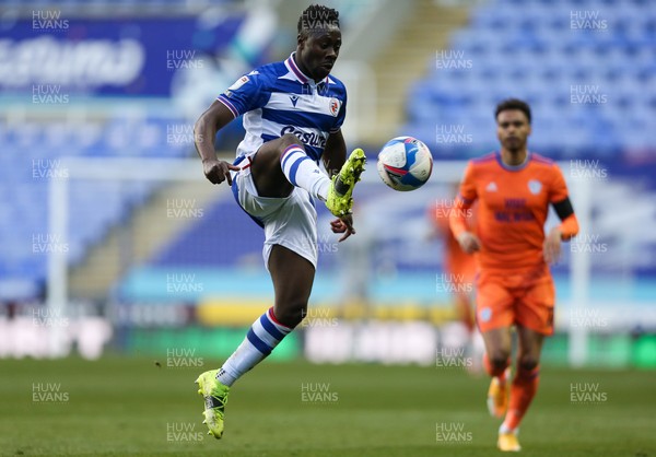 160421 Reading v Cardiff City, Sky Bet Championship - Andy Yiadom of Reading controls the ball