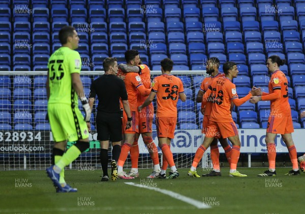 160421 Reading v Cardiff City, Sky Bet Championship - Cardiff players celebrate after Kieffer Moore of Cardiff City scores goal from the penalty spot