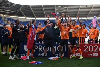 180426 - Reading v Cardiff City - Sky Bet League 1 - Cardiff City celebrate after securing promotion back to the Championship