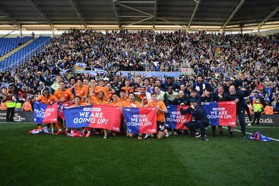 180426 - Reading v Cardiff City - Sky Bet League 1 - Cardiff City celebrate after securing promotion back to the Championship