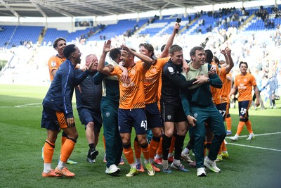 180426 - Reading v Cardiff City - Sky Bet League 1 - Cardiff players celebrate at full time after securing promotion back to the Championship