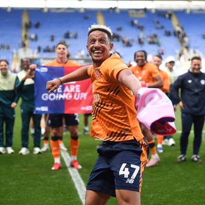 180426 - Reading v Cardiff City - Sky Bet League 1 - Callum Robinson of Cardiff City celebrates at full time after securing promotion back to the Championship