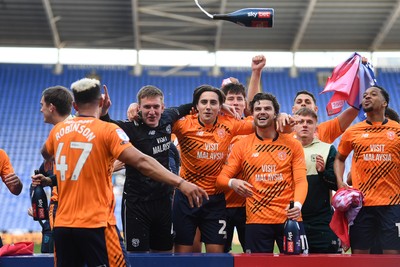180426 - Reading v Cardiff City - Sky Bet League 1 - Cardiff players celebrate at full time after securing promotion back to the Championship