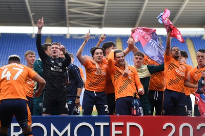 180426 - Reading v Cardiff City - Sky Bet League 1 - Cardiff players celebrate at full time after securing promotion back to the Championship
