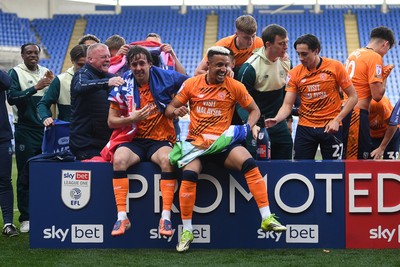 180426 - Reading v Cardiff City - Sky Bet League 1 - Cardiff players celebrate at full time after securing promotion back to the Championship