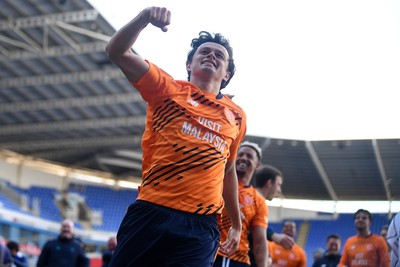 180426 - Reading v Cardiff City - Sky Bet League 1 - Perry NG of Cardiff City celebrates at full time after securing promotion back to the Championship