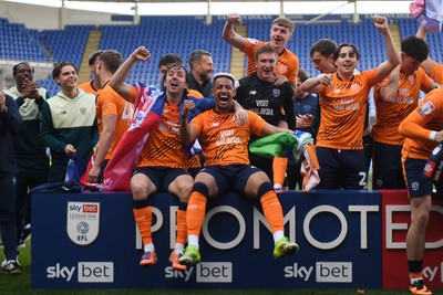 180426 - Reading v Cardiff City - Sky Bet League 1 - Cardiff celebrate at full time being promoted to the Championship