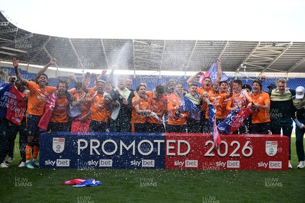 180426 - Reading v Cardiff City - Sky Bet League 1 - Cardiff City celebrate after securing promotion back to the Championship