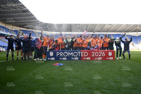 180426 - Reading v Cardiff City - Sky Bet League 1 - Cardiff City celebrate after securing promotion back to the Championship
